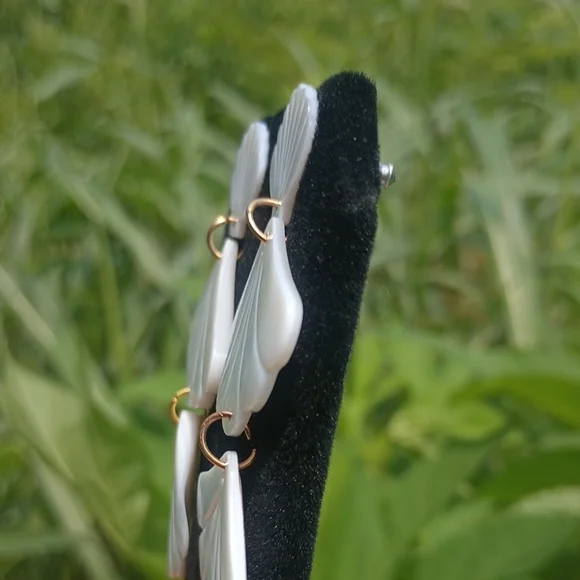 VTG Mother Of Pearl Shell Earrings - Picture 5 of 7